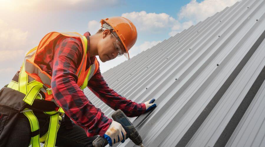 Professional gutter cleaning in Mossville, IL